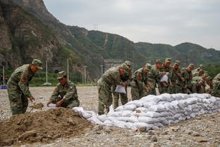 过去15场湖人场均送出30.7次助攻联盟最多 期间球队10胜5负！